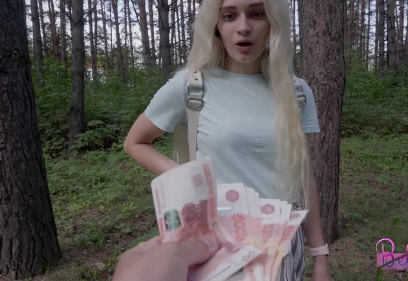 Dùng tiền gạ chịch cô bạn gái hám tiền ngay trong rừng vắng vẻ